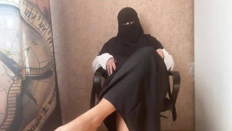 Syrian milf in hijab gives jerk off instructions, cum with her