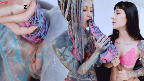 Alt babe Anuskatzz gets assfucking nailed with a big toy